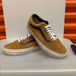 VANS - Suede tan/navy mid sneaker.